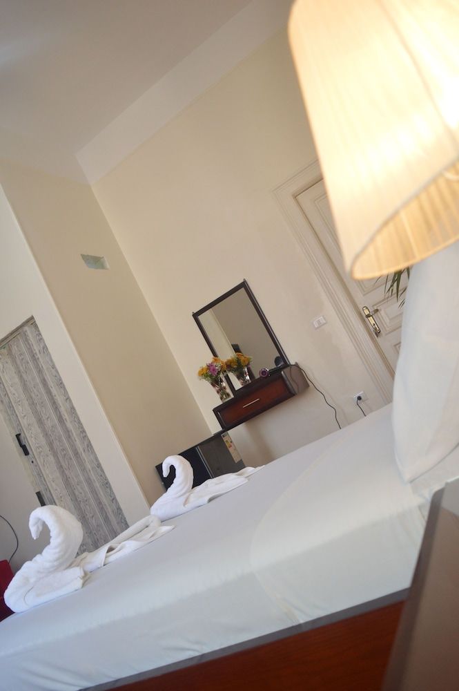 Midtown Hostel Deluxe Double Room, City View 3