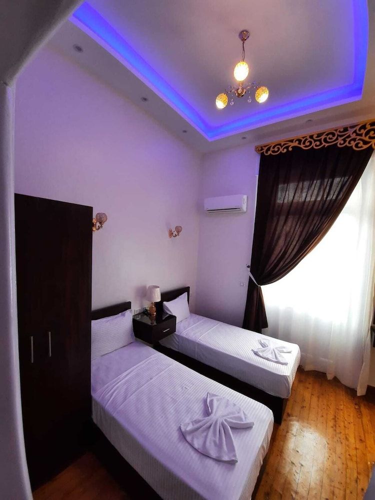 Midtown Hostel Deluxe Double Room, City View 9