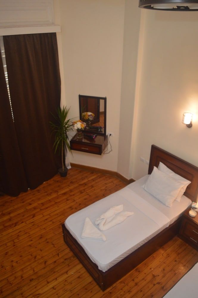 Midtown Hostel Twin Room 12