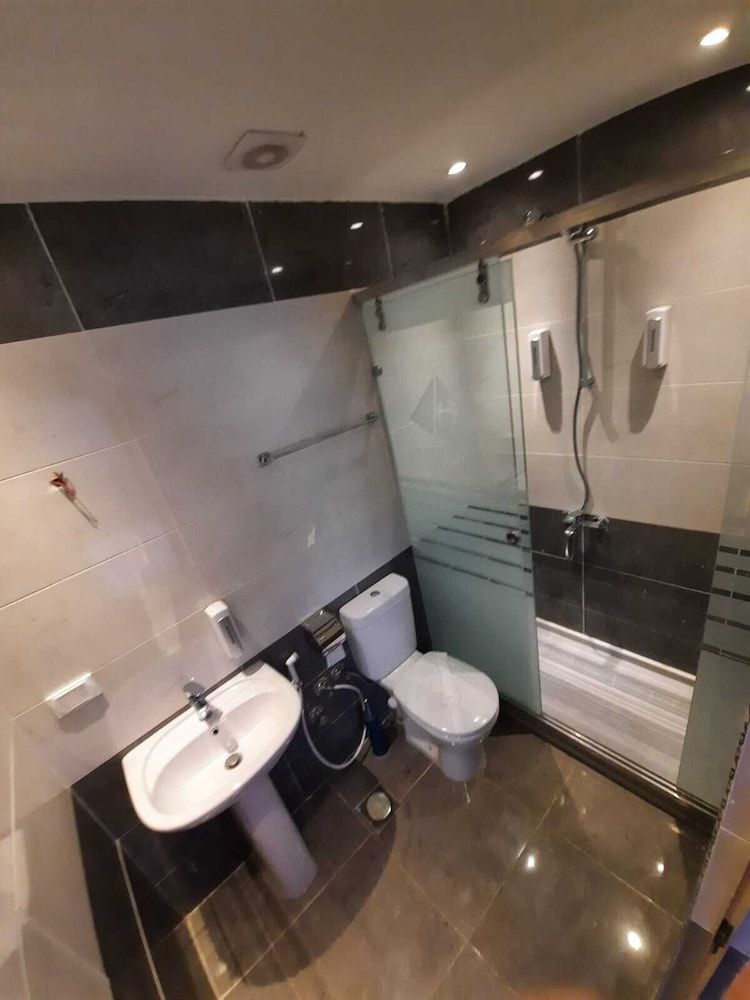 Midtown Hostel Deluxe Double Room, City View 20