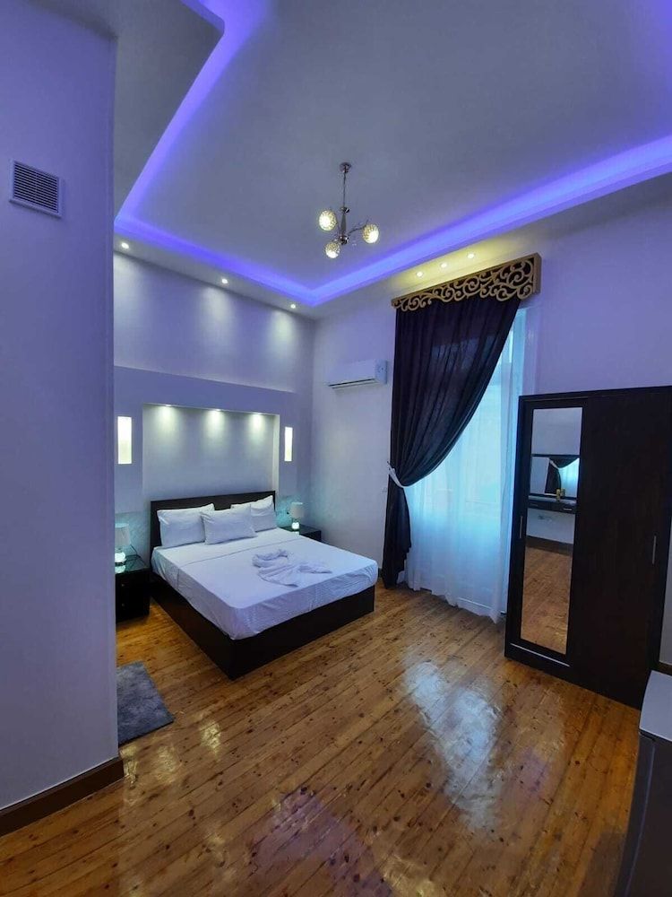 Midtown Hostel Deluxe Double Room, City View 8