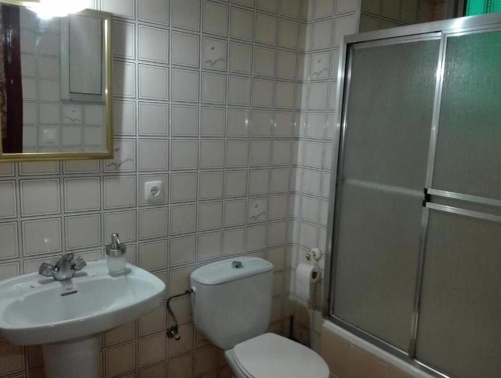 Pensión Javier Double or Twin Room, Private Bathroom 7