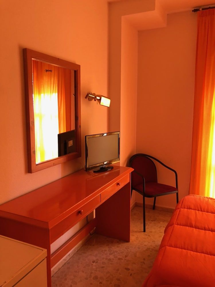 Hostal Carlos III Triple Room 6