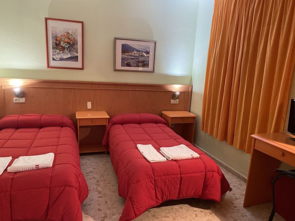 Hostal Carlos III Double or Twin Room 8