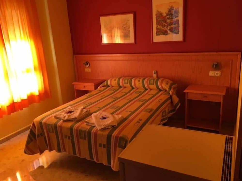 Hostal Carlos III Double or Twin Room 9