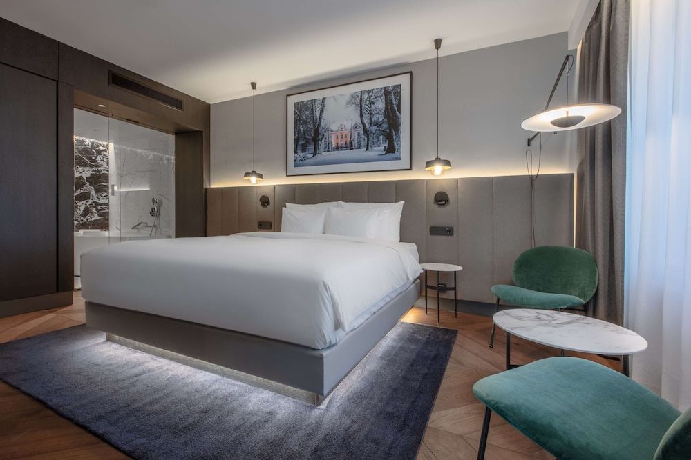 Suite, City View