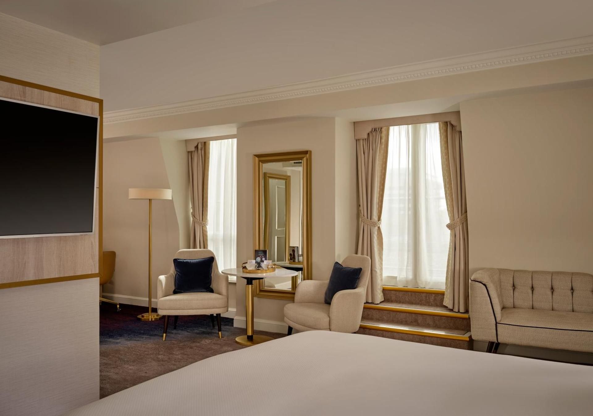 Heritage Deluxe King Room with Balcony and City View