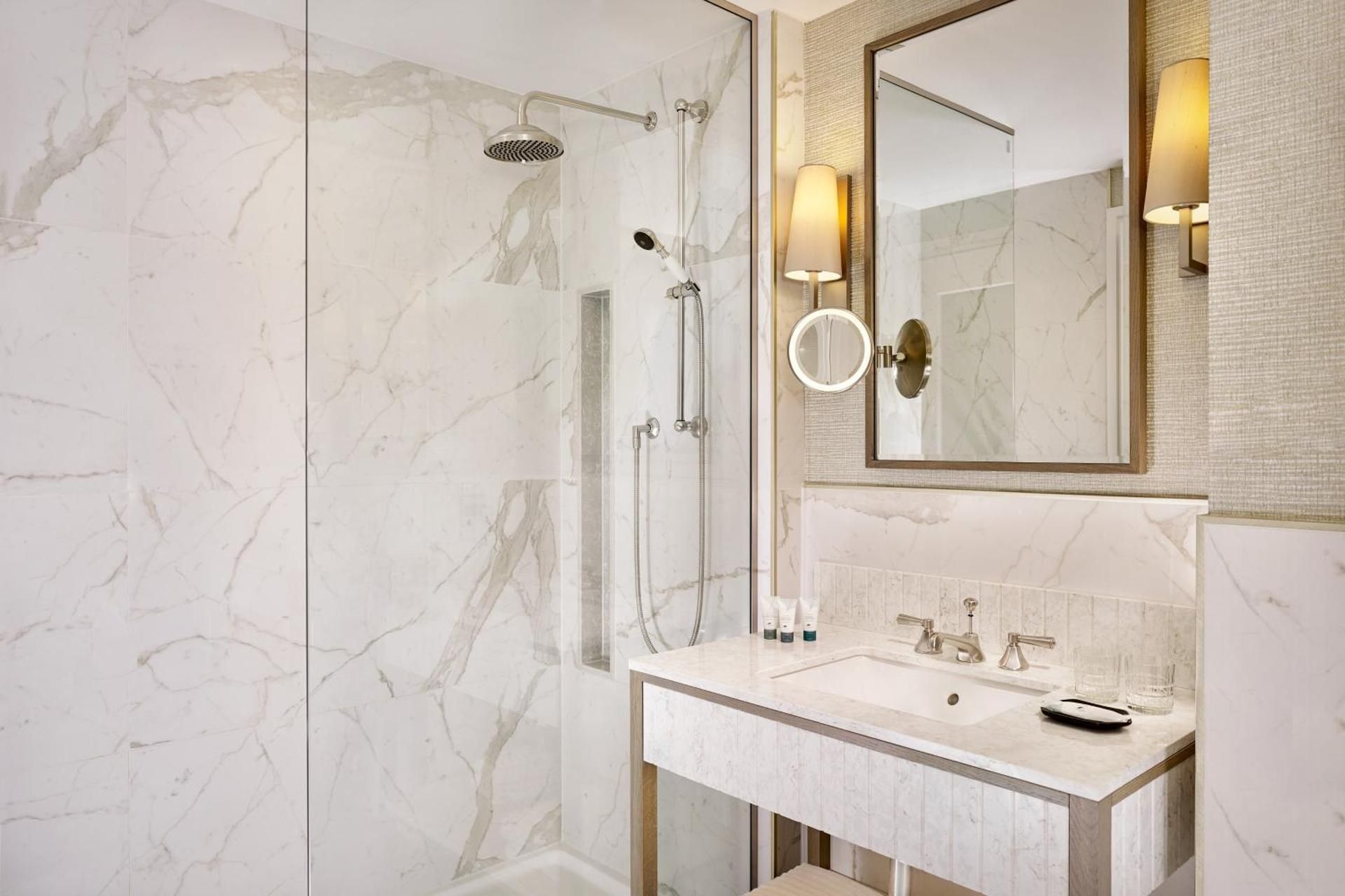 Heritage Deluxe King Room with Balcony and City View