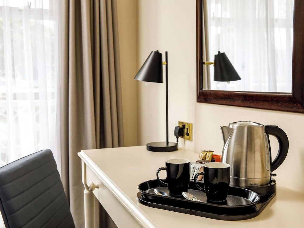 Sunday London Staines-upon-Thames Heathrow T5 Room, 2 Twin Beds, River View 5