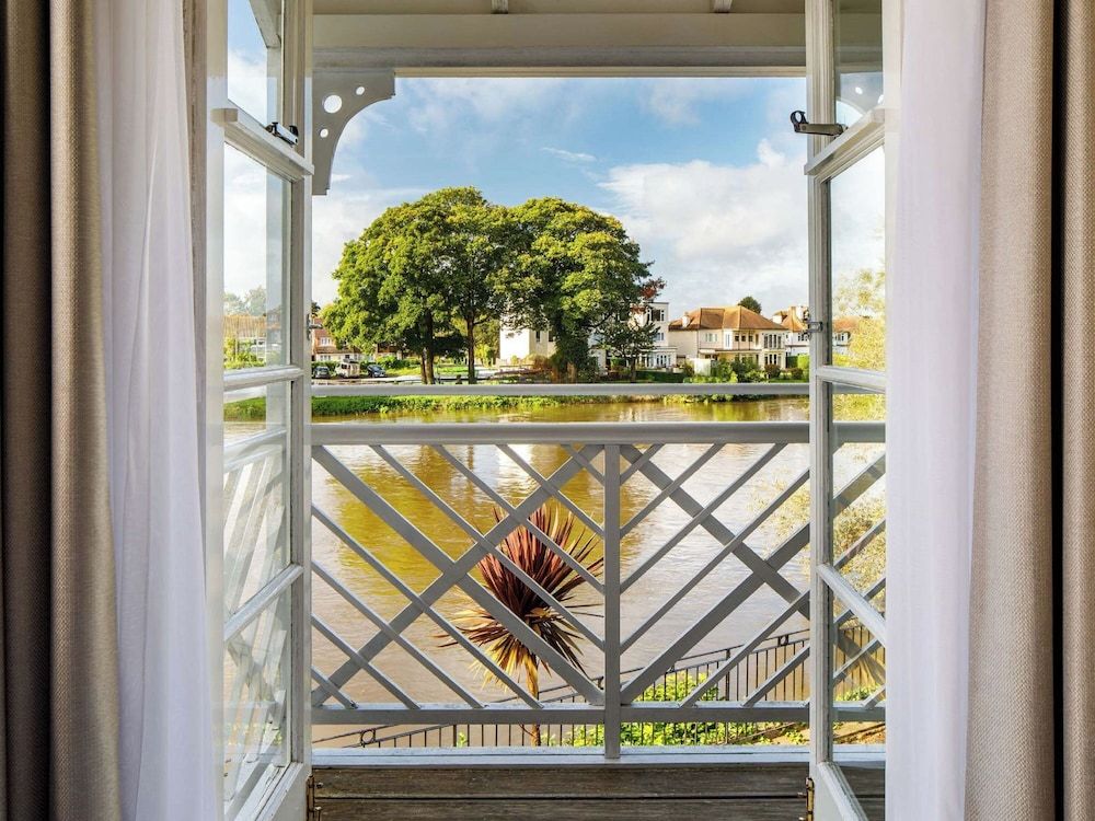 Sunday London Staines-upon-Thames Heathrow T5 Room, 2 Twin Beds, River View 3