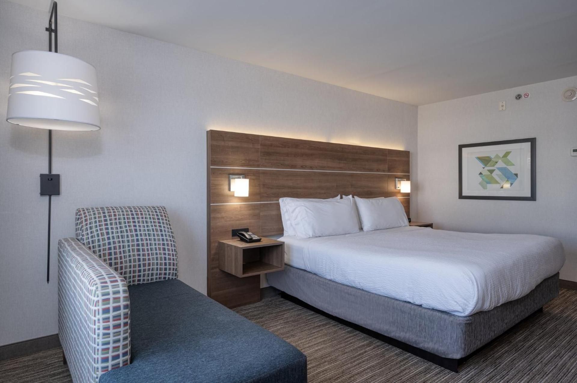 1 King Bed Leisure Non-Smoking