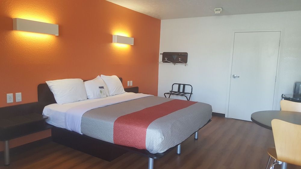 Standard Room, 1 King Bed, Accessible, Non Smoking