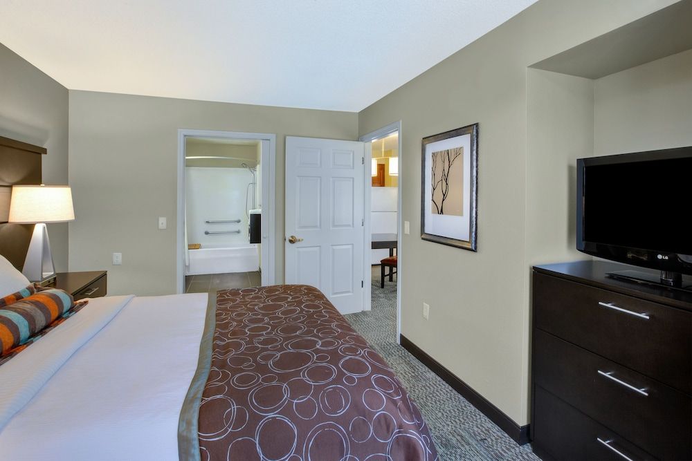 Suite, 1 Queen Bed, Accessible, Kitchen (Mobility Tub)