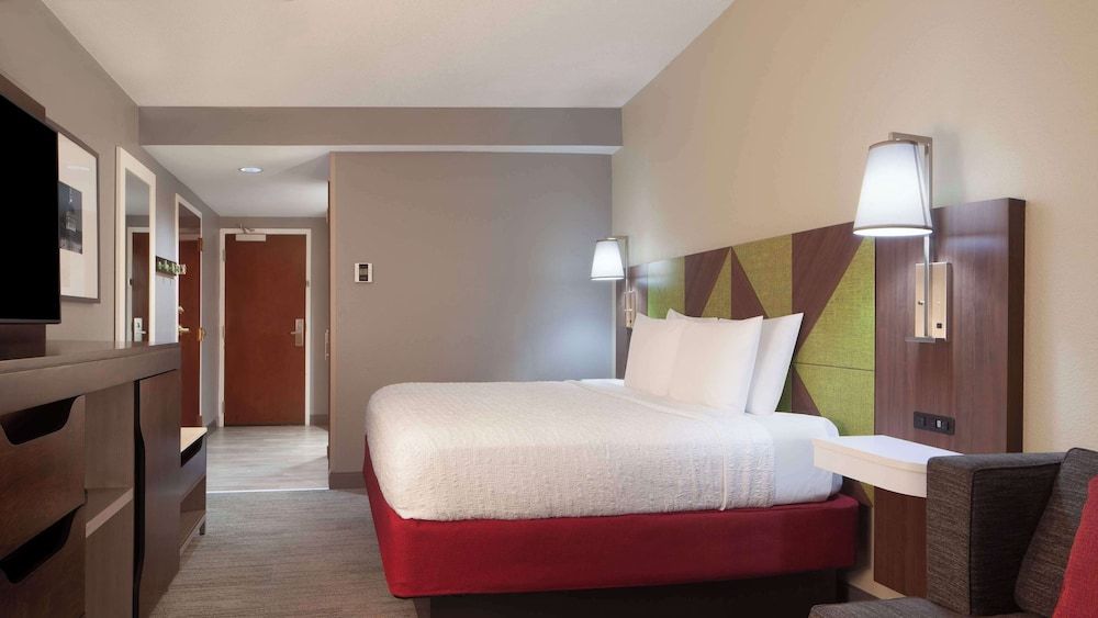 undefined Hampton Inn & Suites Atlanta Airport North I-85 3