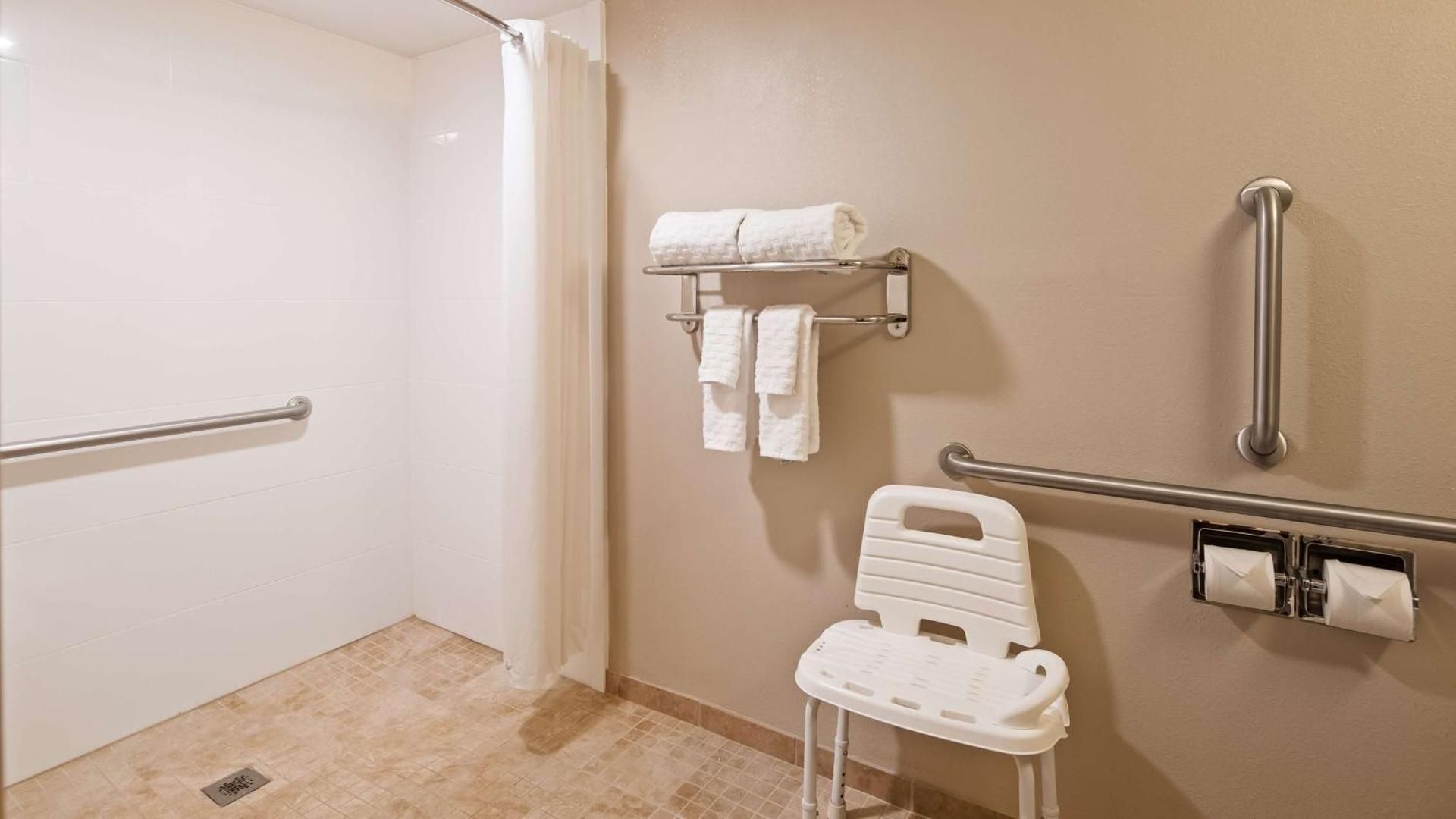 Best Western Annapolis Accessibility - 1 Queen, Roll-in Shower, Nonsmoking 3