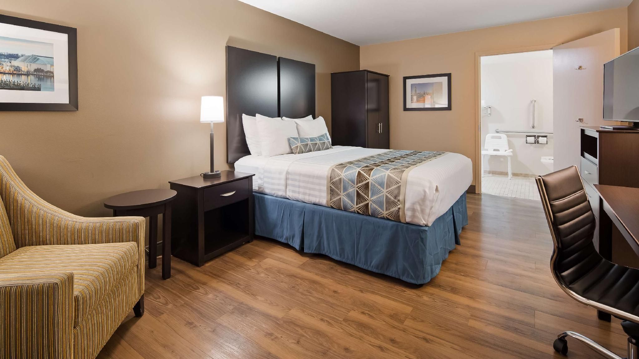 Best Western Annapolis Accessibility - 1 Queen, Roll-in Shower, Nonsmoking