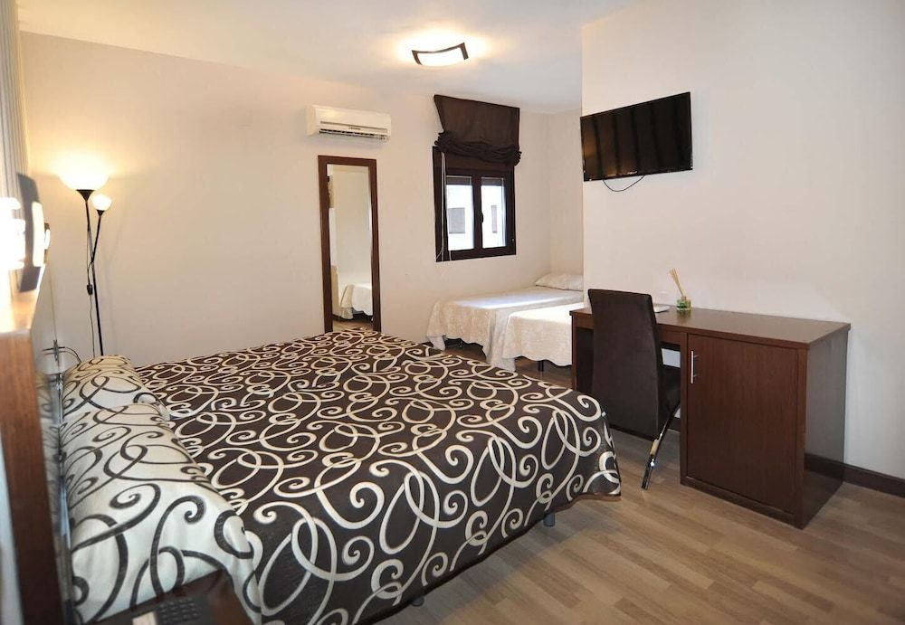 Hotel Ciudad de Plasencia Family Room 3