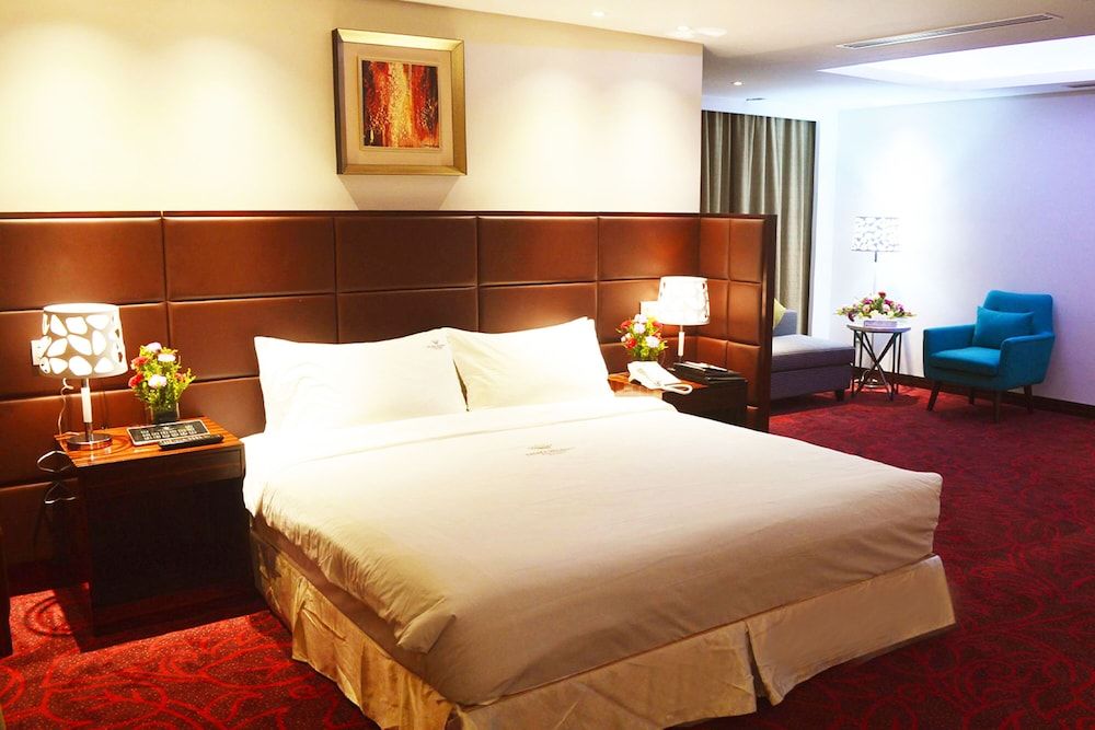 Dhaka Regency Hotel & Resort Executive Suite, 1 King Bed, City View 4
