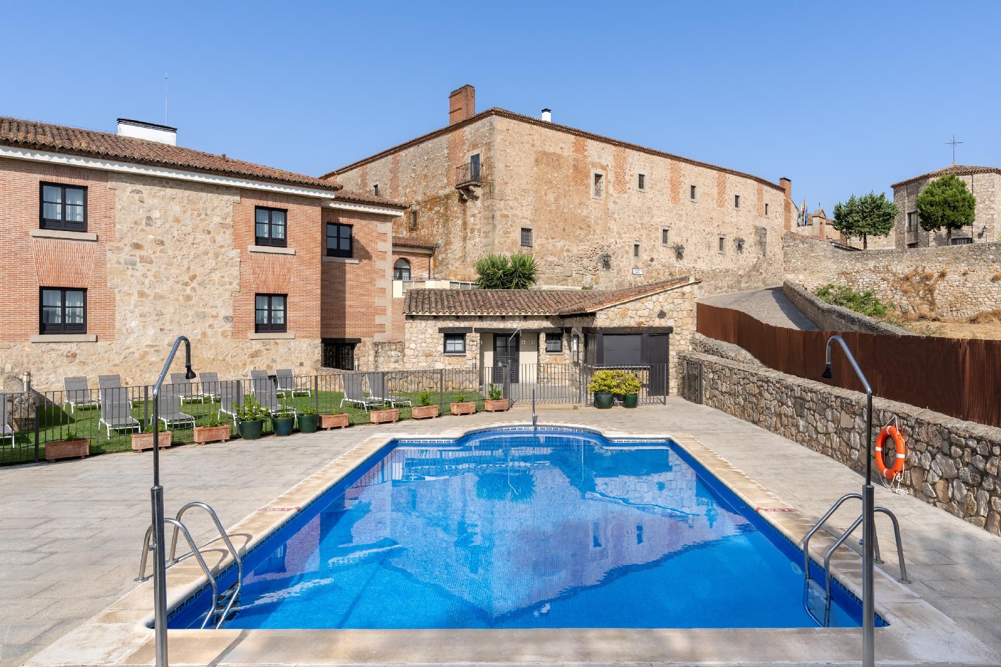 swimming pool [outdoor]