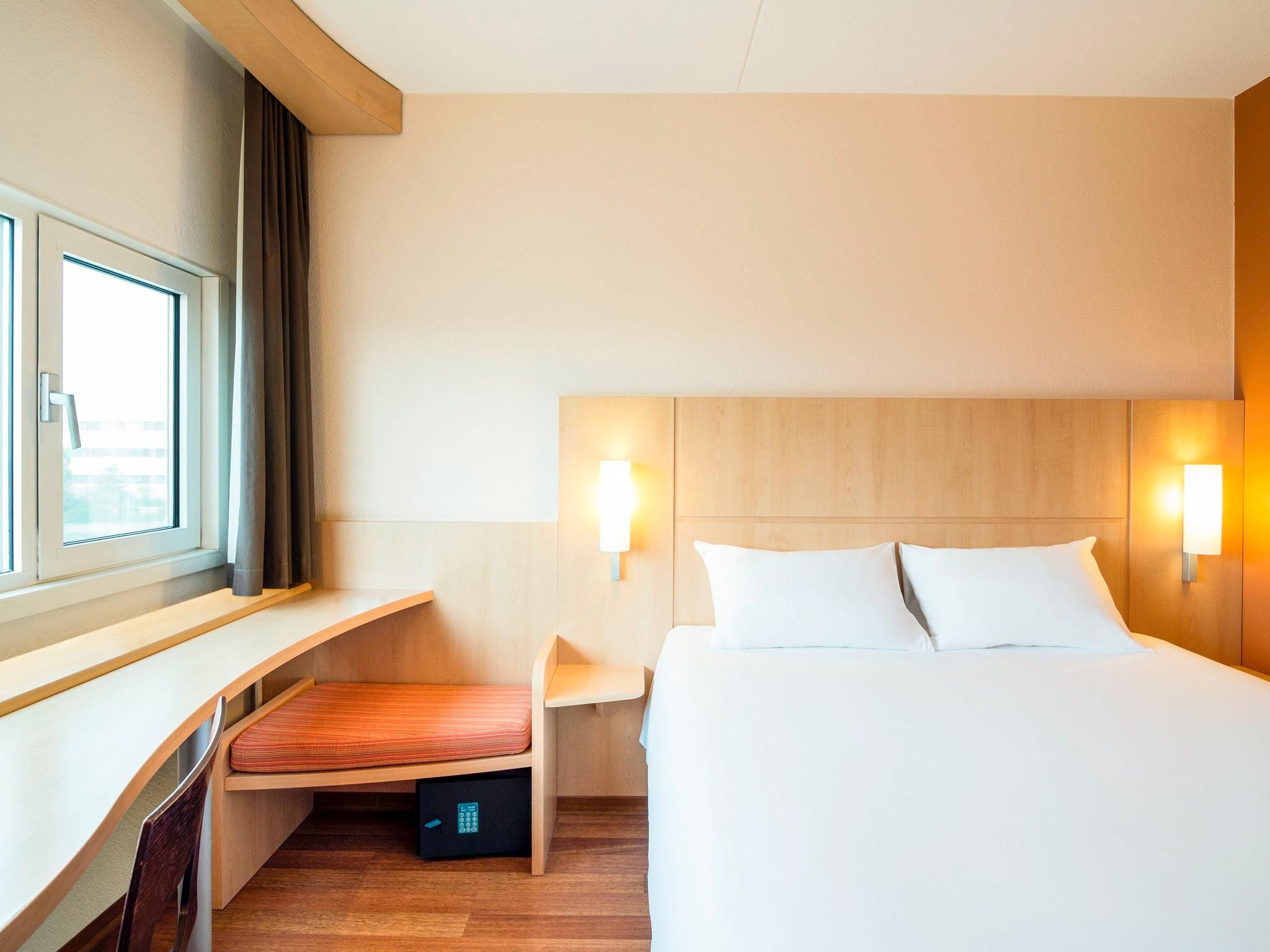 Room with 1 double bed