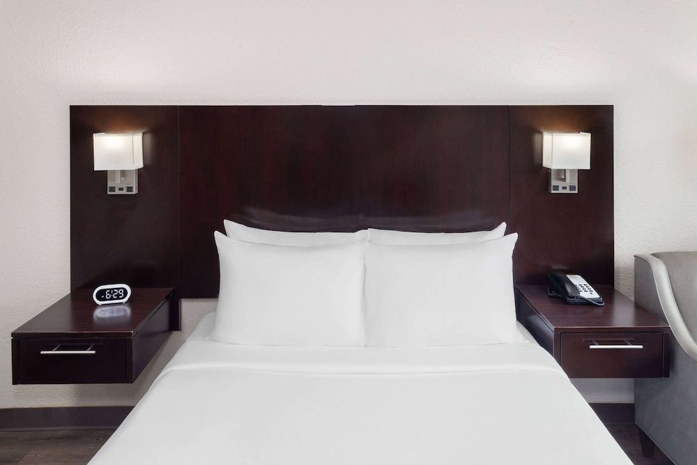 Room, 1 King Bed, Non Smoking, Pool View
