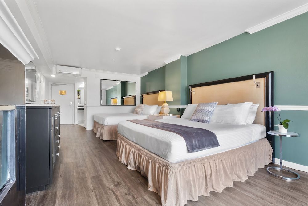 Ascot Suites Room, Multiple Beds (King) 2