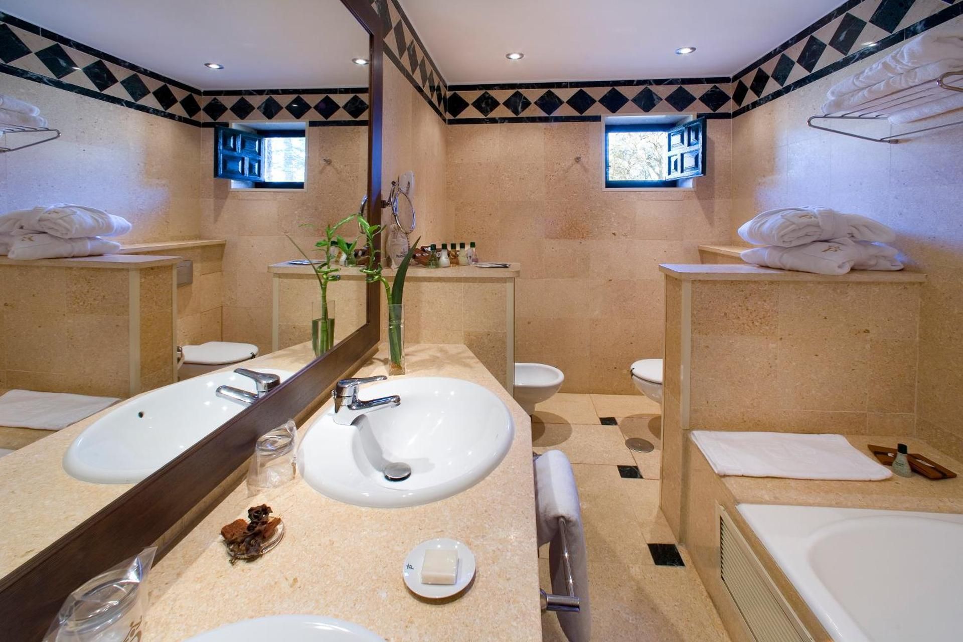 Parador de Jarandilla de la Vera Superior Double Room 3