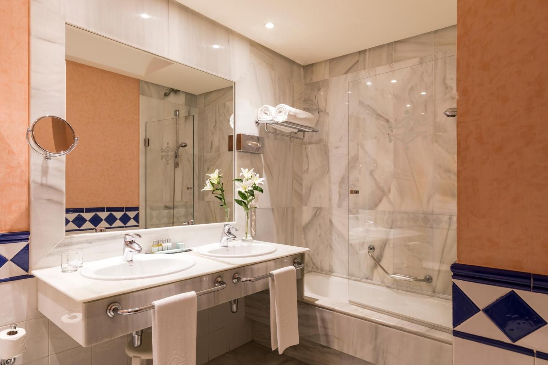 Parador de Jarandilla de la Vera Double or Twin Room with Extra Bed (3 Adults) 3