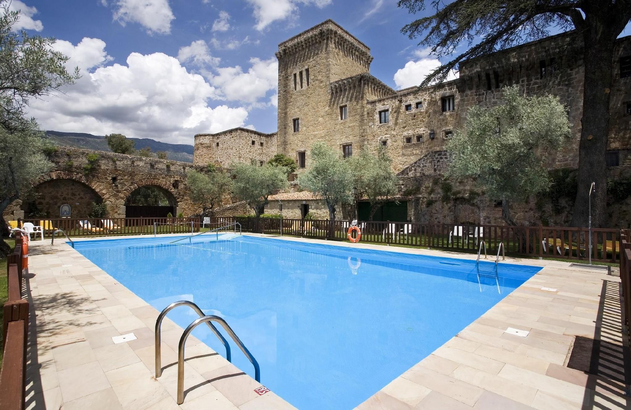 swimming pool [outdoor]