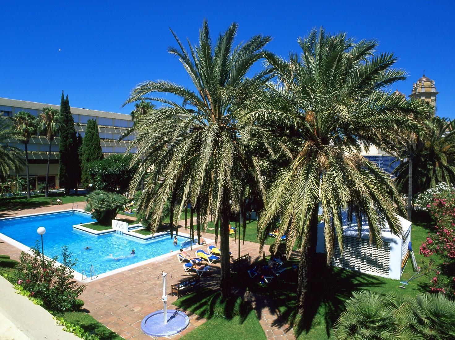 swimming pool [outdoor]