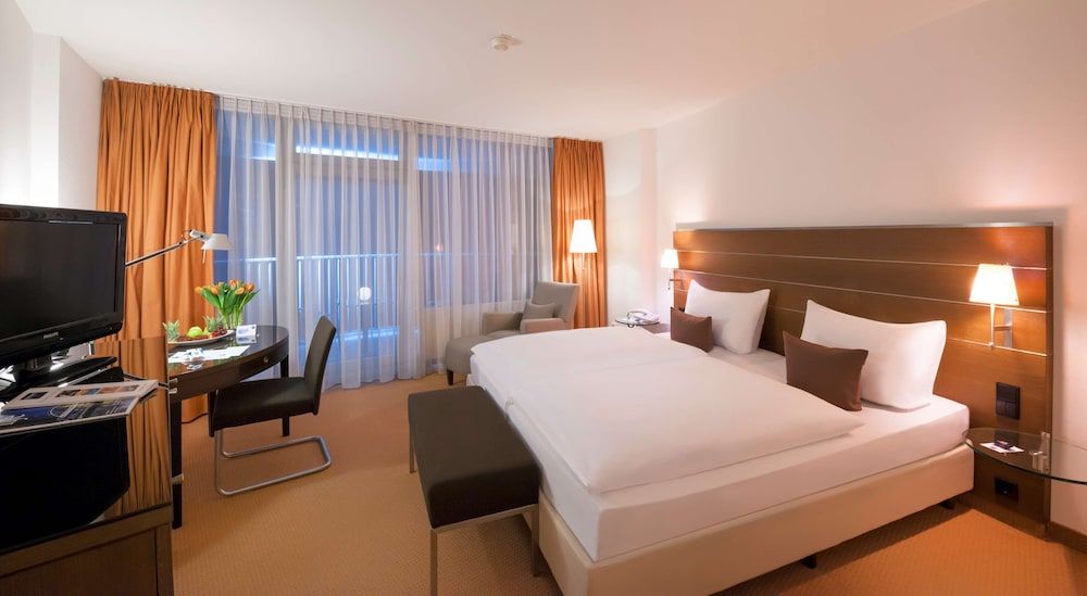 Dorint An der Kongresshalle Augsburg Standard Double Room (Floors 4-5) 3