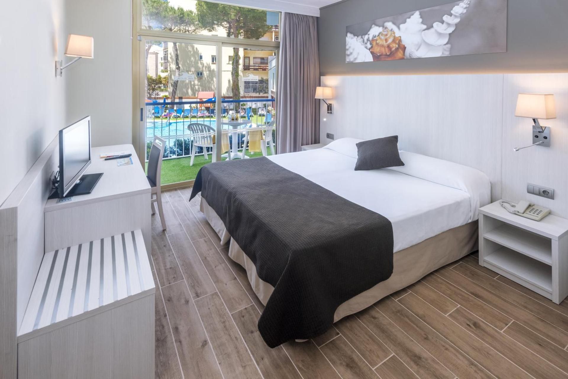 Twin Room with Balcony and Pool View