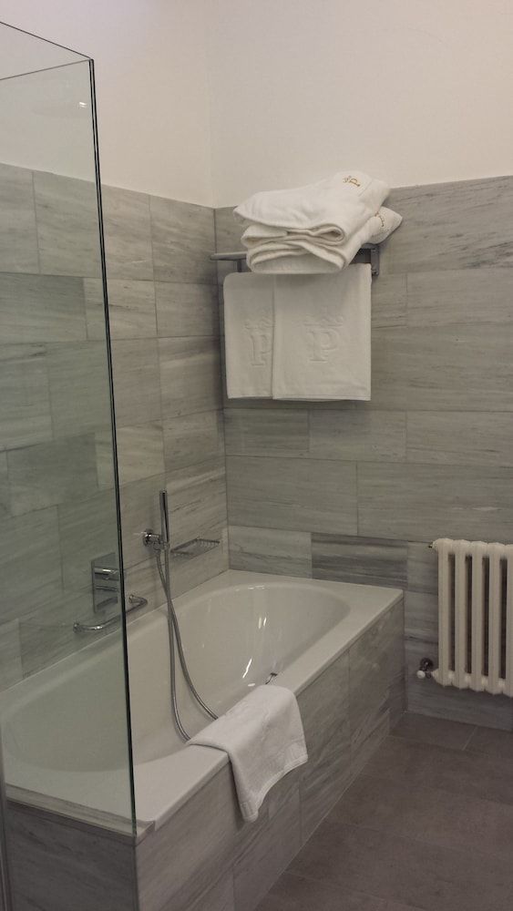 Deep soaking bathtub