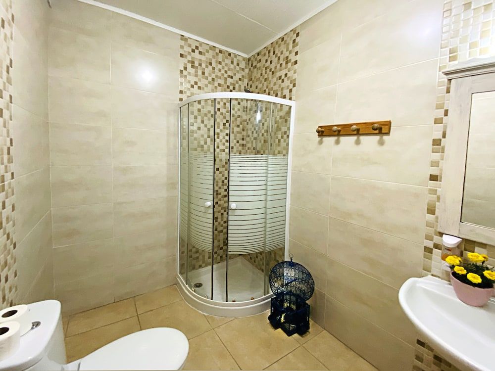 Hostal Azahara Basic Triple Room, Multiple Beds, Non Smoking 4