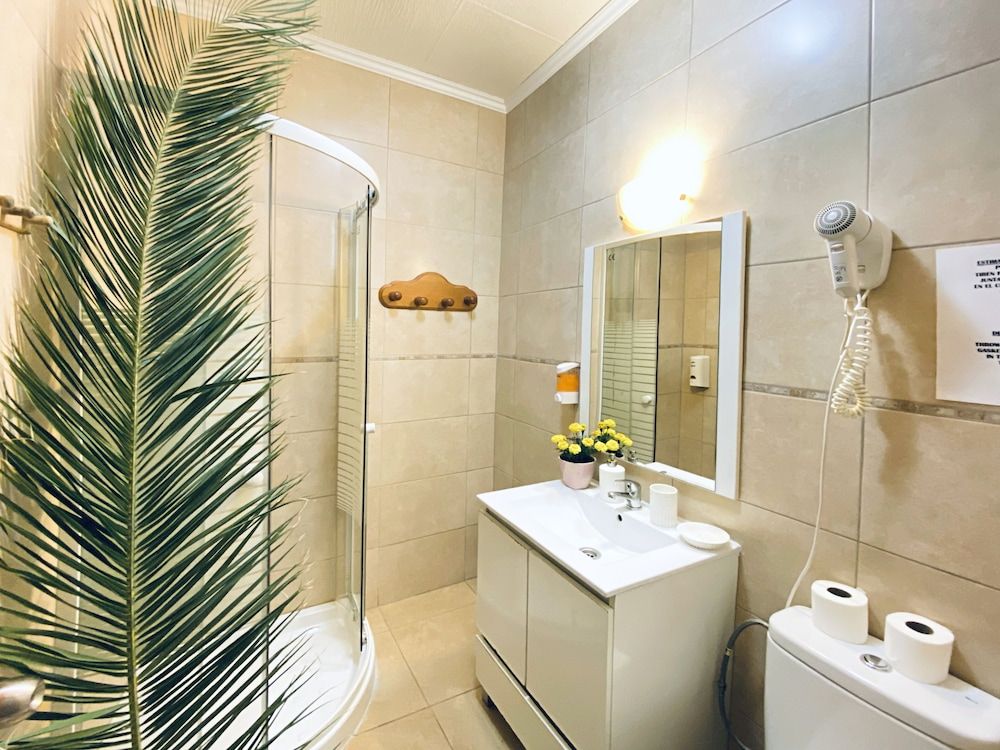 Hostal Azahara Quadruple Room 8