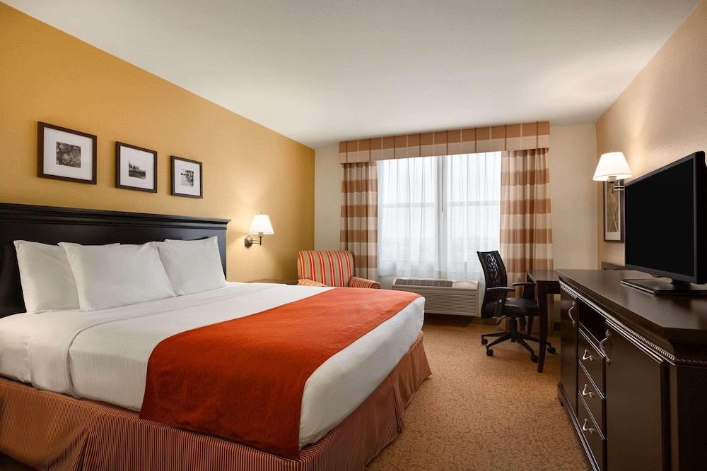 Room, 1 King Bed, Accessible, Non Smoking (Roll-in Shower)