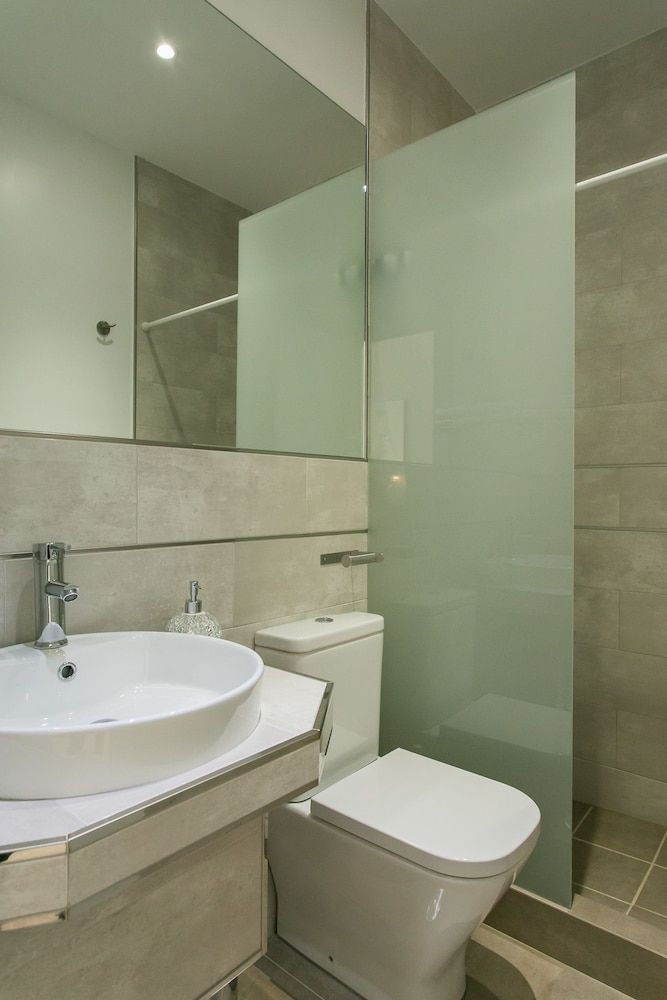 Hostal Met Madrid Small Double Room 8