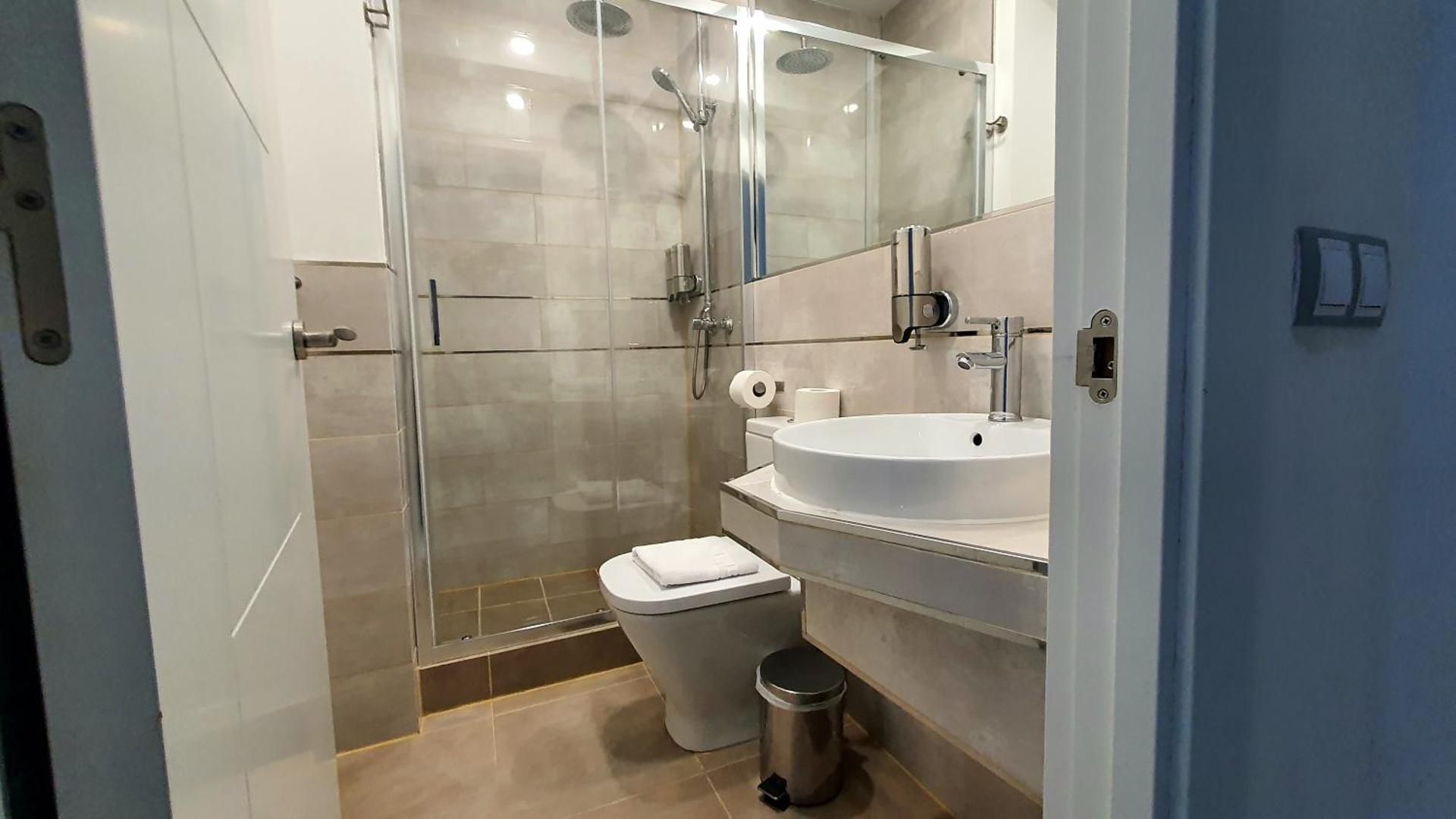 Hostal Met Madrid Small Double Room 12