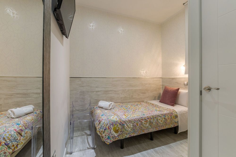 undefined Hostal Met Madrid 2