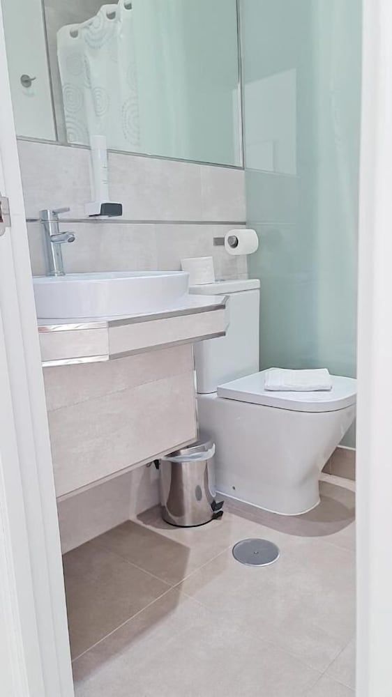 Hostal Met Madrid Small Double Room 9