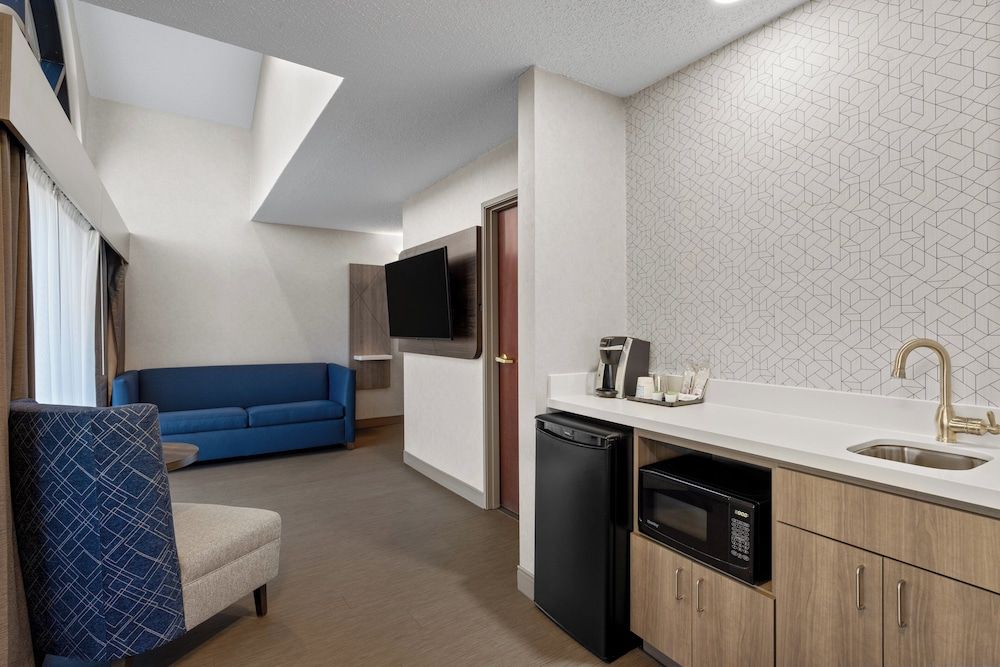 Suite, 1 King Bed (High Floor, Walk-In Shower)