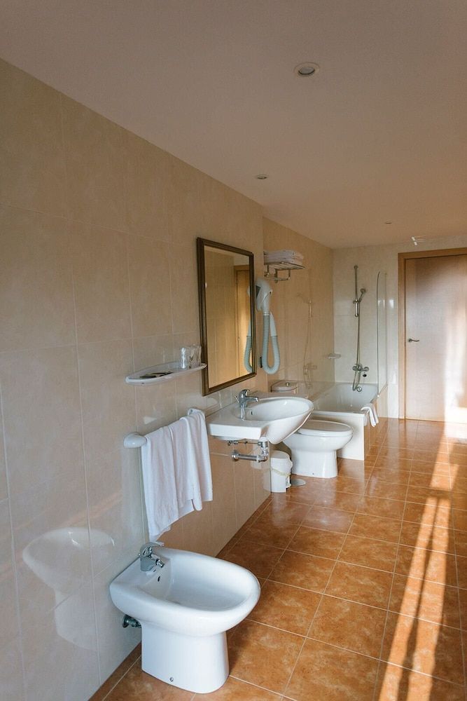 O Castro Triple Room 23