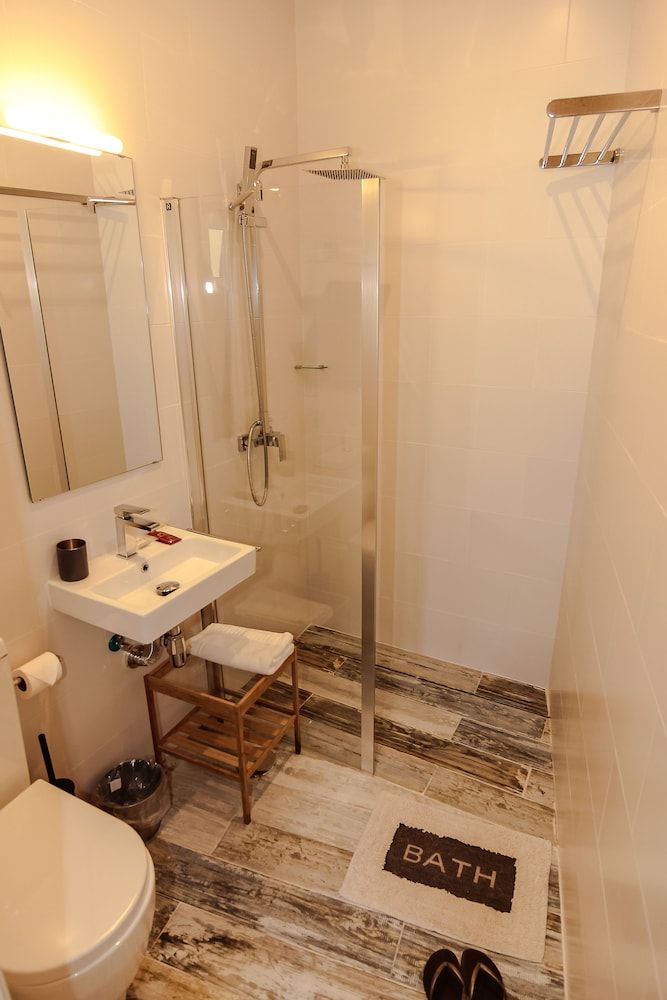 The 8 Rooms House Twin Room 5