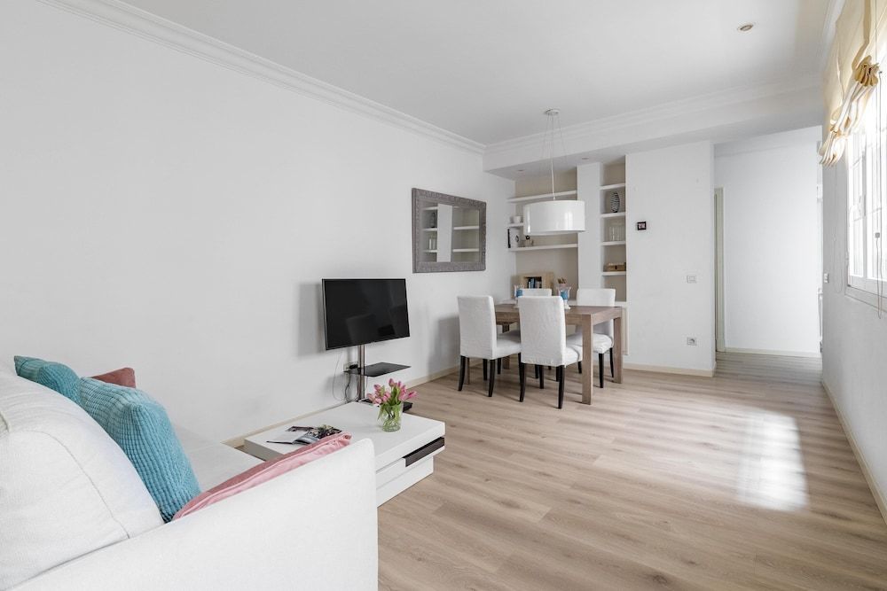 El Viso Smart Deluxe Apartment, 2 Bedrooms, Kitchen, City View 13