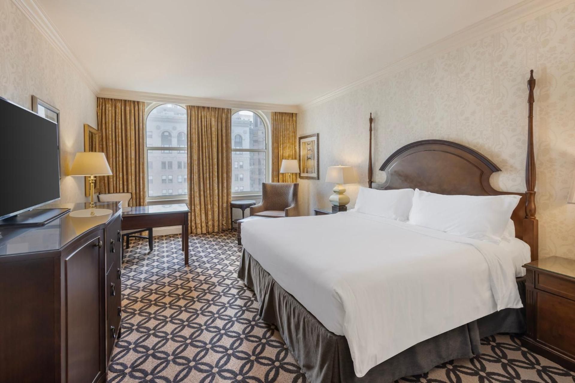 Premier 1 King Bed, 385 Sq Ft, City Facing