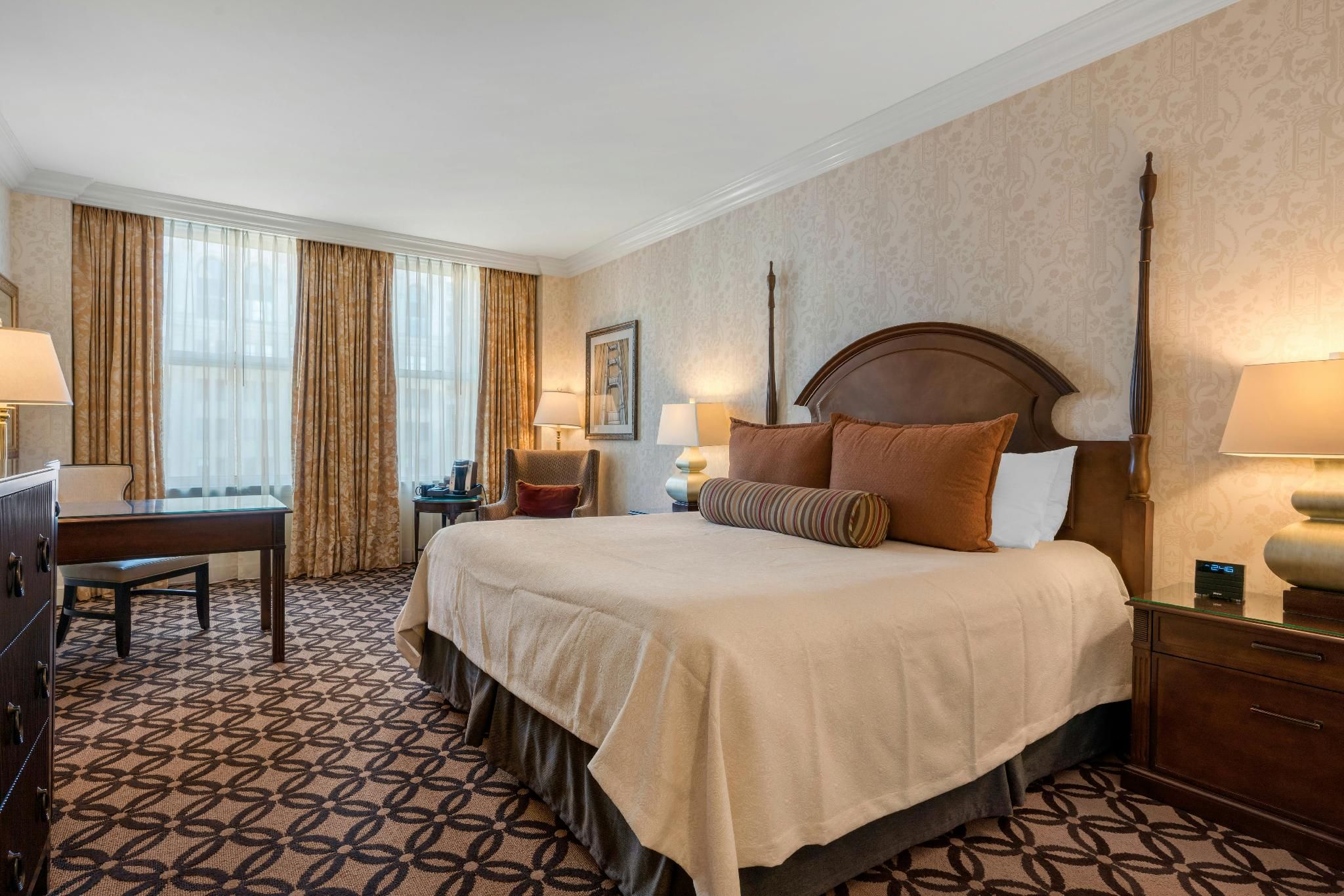 Premier 1 King Bed, 385 Sq Ft, City Facing