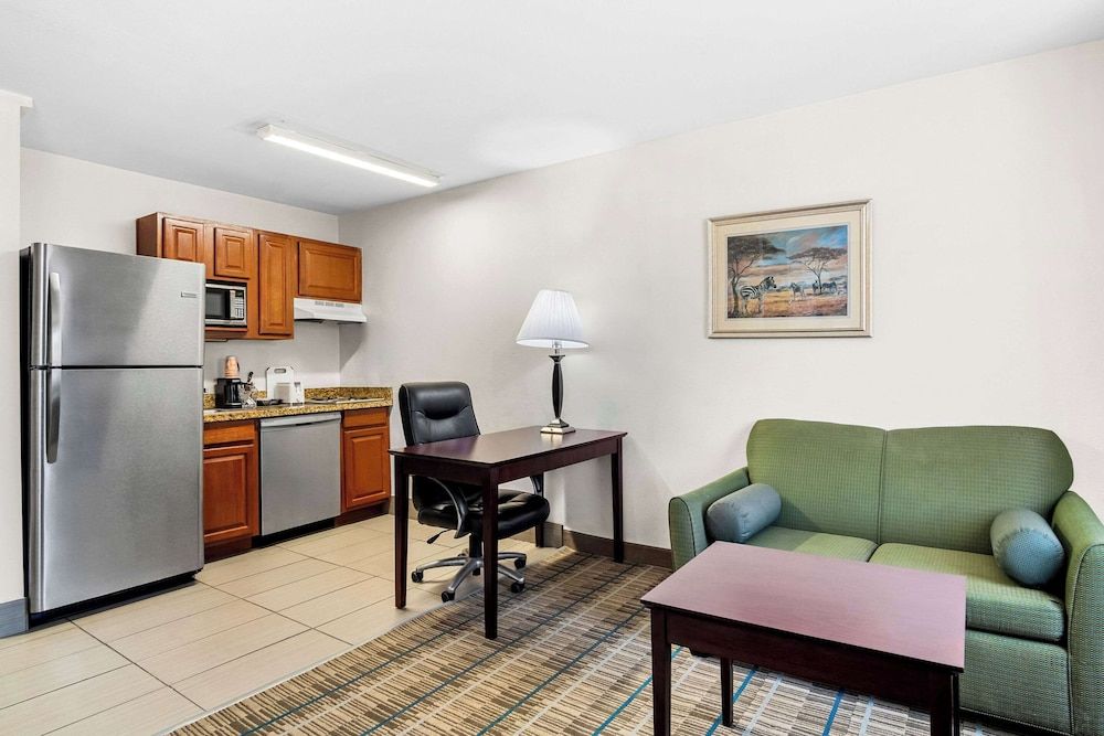 MainStay Suites Addison-Dallas Suite, 1 Queen Bed, Non Smoking 5