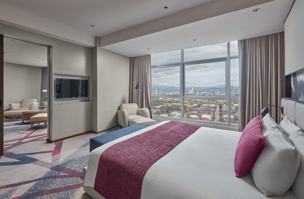 Suite, 1 Bedroom, Club Lounge Access (Low Floor)