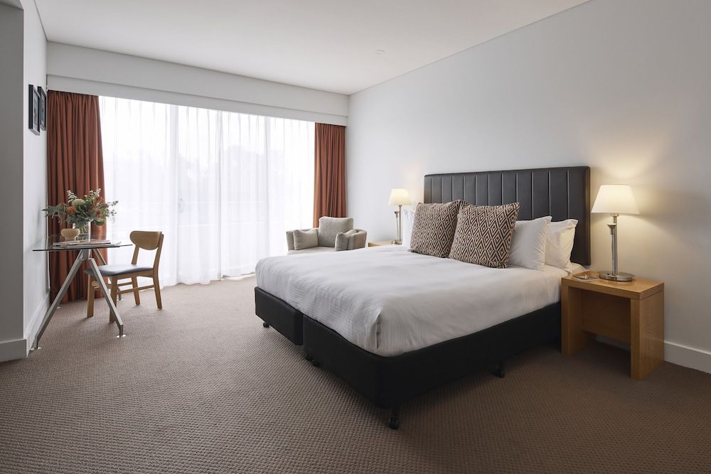 Room, 1 King Bed, Pool View