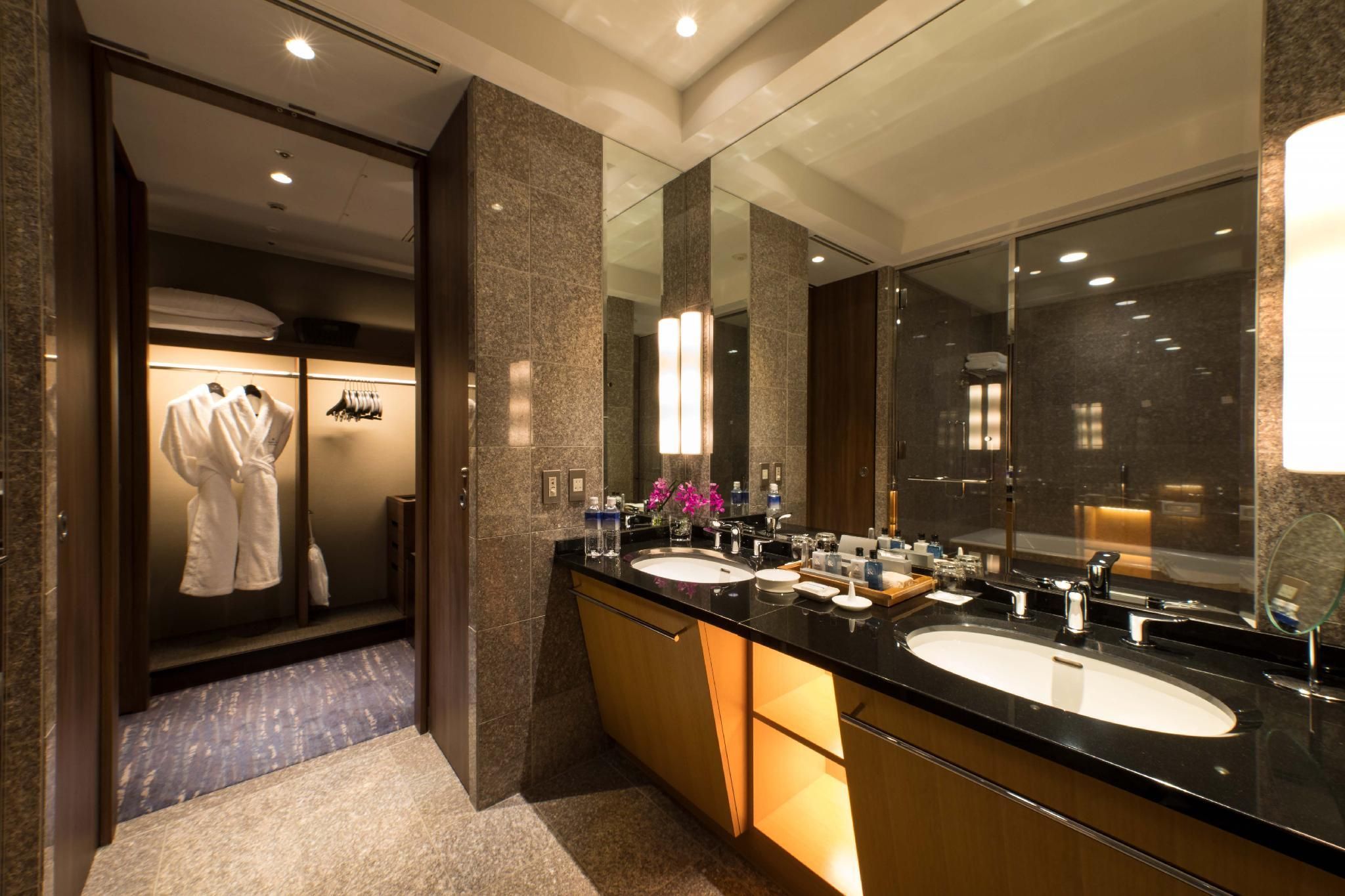 Executive Suite with Lounge Access - Non-Smoking